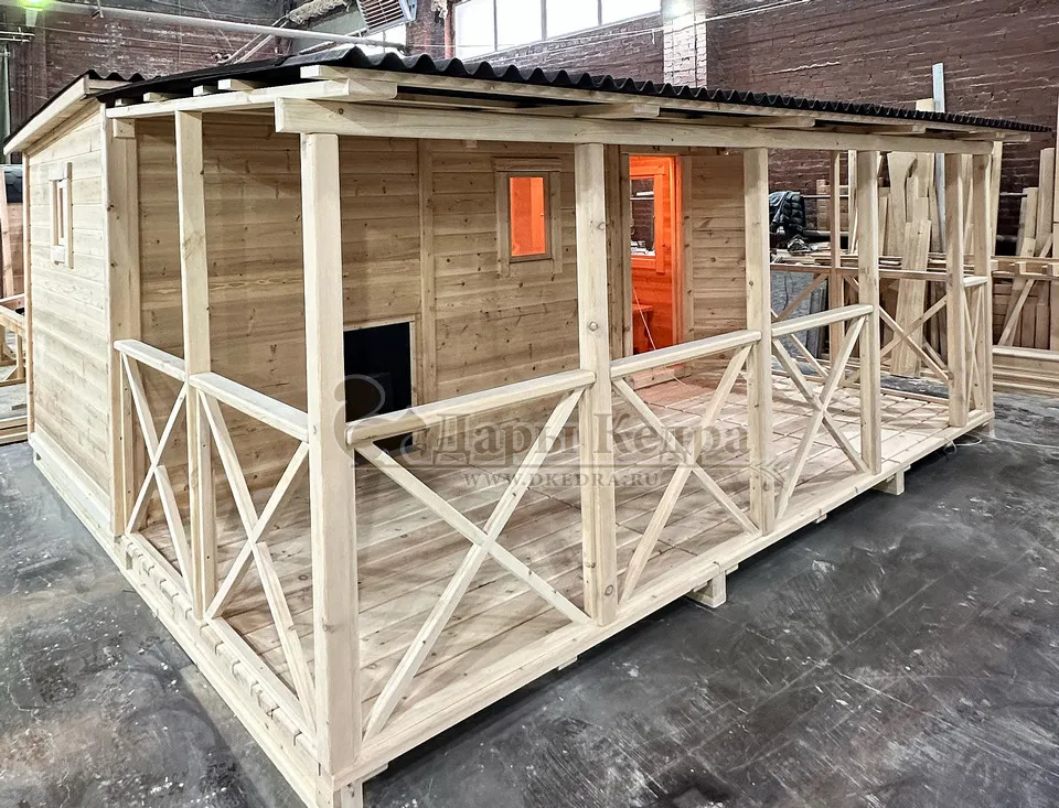Каркасно-щитовая баня из кедра «Макси» с верандой